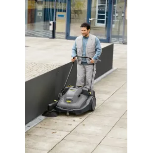 Kärcher KM 70/30 C Bp Pack Adv – Zamiatarka ręczna z napędem | Sklep online