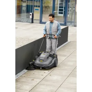 Kärcher KM 70/30 C Bp Pack Adv – Zamiatarka ręczna z napędem | Sklep online