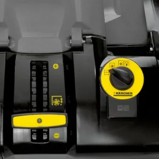 Kärcher KM 70/30 C Bp Pack Adv – Zamiatarka ręczna z napędem | Sklep online