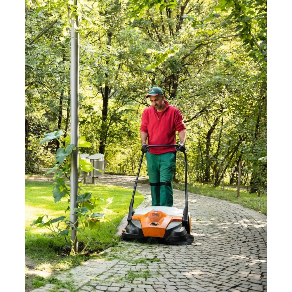 STIHL KGA 770 - Akumulatorowa zamiatarka 77 cm | System AP | Cicha i wydajna