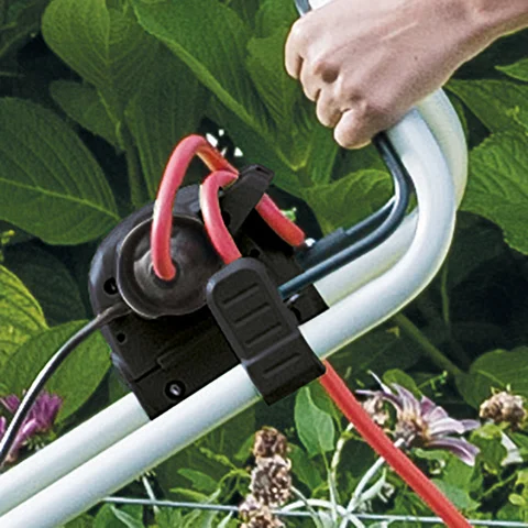 STIHL RME 235 w trakcie koszenia trawy w ogrodzie