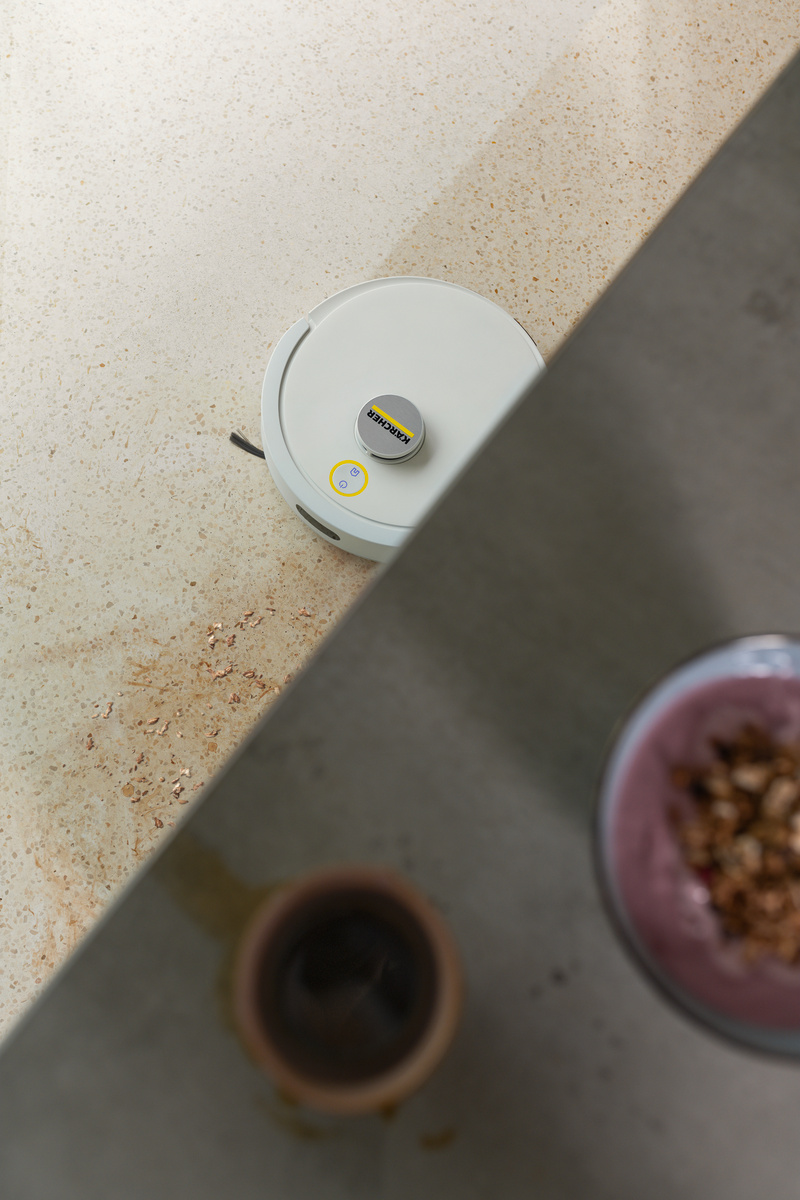 Robot usuwa zabrudzenia z podłogi