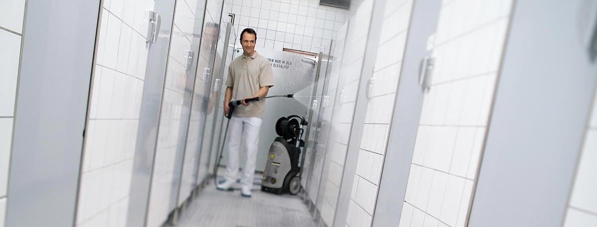 Profesjonalna myjka wysokociśnieniowa HD 7/18-4 MX Plus firmy Karcher Profesjonalna myjka wysokociśnieniowa HD 7/18-4 MX Plus firmy Karcher podczas mycia pomieszczenia wyłożonego płytkami.
