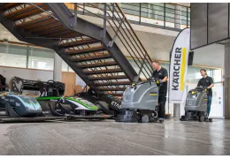 Szorowarka przewodowa czy akumulatorowa Karcher – którą wybrać do biura i sklepu?